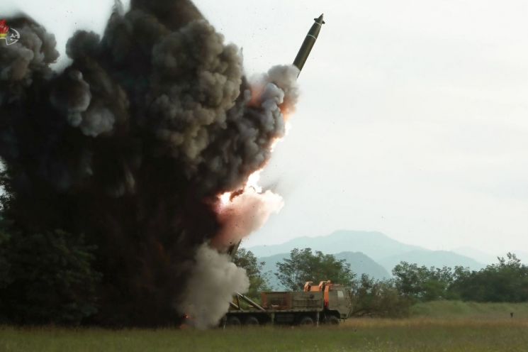 북한이 김정은 국무위원장 지도 하에 초대형 방사포 시험사격을 다시 했다고 북한 매체들이 지난달 10일 보도했다. 조선중앙TV가 공개한 사진에서 초대형 방사포가 화염을 뿜으며 치솟고 있다.