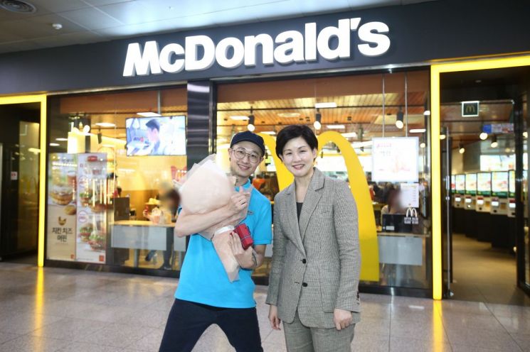 고객에게 최상의 경험을 선사한 서울역점 서진우 크루(왼쪽)에게 조주연 한국 맥도날드 사장이 선물을 전달했다.