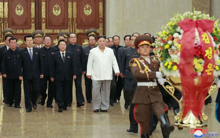 북한 조선중앙통신은 김정은 국무위원장이 노동당 창건 74주년 기념일(10월 10일)에 즈음해 김일성 주석과 김정일 국방위원장의 시신이 안치된 금수산태양궁전을 참배했다고 11일 보도했다.