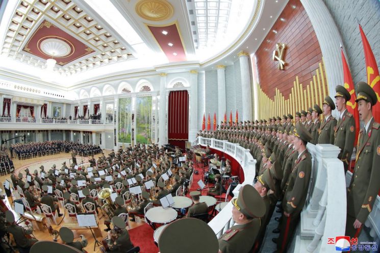 북한 조선중앙통신은 김정은 국무위원장이 노동당 창건 74주년 기념일(10월 10일) 경축공연을 관람했다고 11일 보도했다.