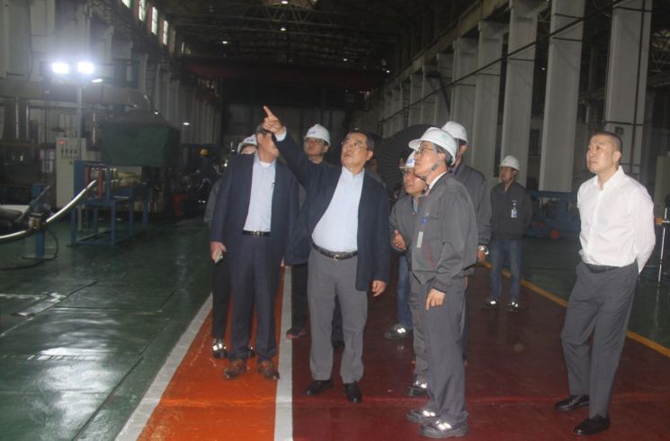 구자열 LS그룹 회장(사진 중앙)이 10일 중국 후베이성 이창시에 위치한 홍치전선을 방문해 산업용 특수 케이블 생산라인을 둘러보고 있다.