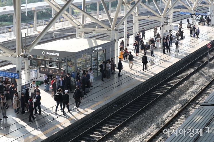 [포토]철도노조 파업... 열차 기다리는 시민들 