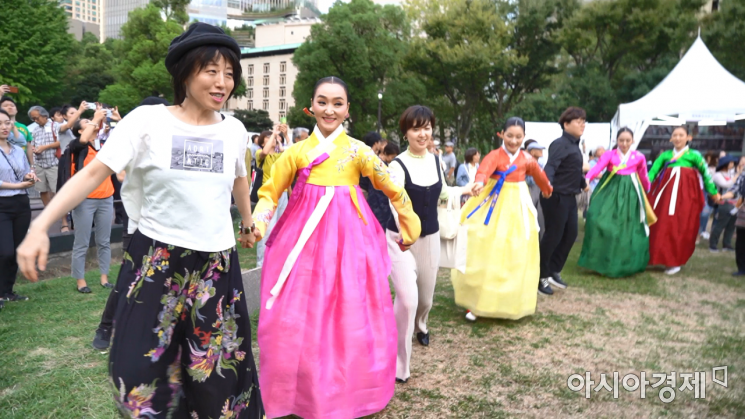 제11회 한일축제한마당 행사 중 한국인 공연자와 일본인 참가자가 함께 강강수월래 하는 모습. 사진 = 윤진근 PD