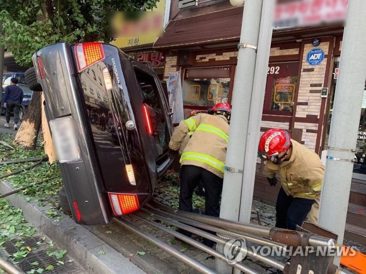 서울 금천구서 승용차, 가로수 들이받아…70대 남성 운전자 사망