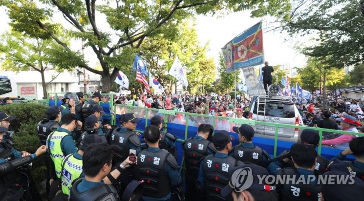 경찰, '청와대 앞 폭력 시위' 2명 검찰 송치