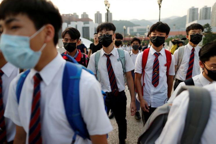 홍콩 시위대, 경찰만행 중단요구 '2㎞ 인간띠' 형성