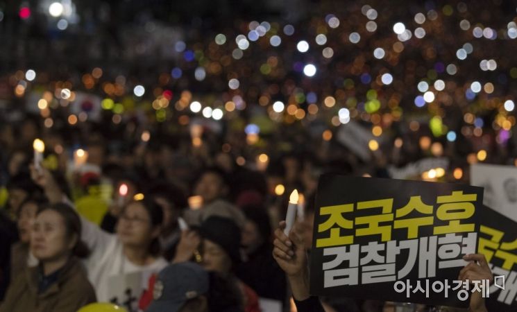 꺼지지 않은 광장의 '조국 갈등'…촛불은 국회, 야당은 장외로