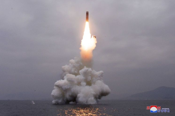 북한의 신형 SLBM '북극성-3형'이 시험발사되고 있다. (사진=연합뉴스)