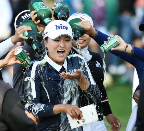 고진영이 하이트진로챔피언십 우승 직후 동료들로부터 축하 맥주 세례를 받고 있다. 사진=KLPGA