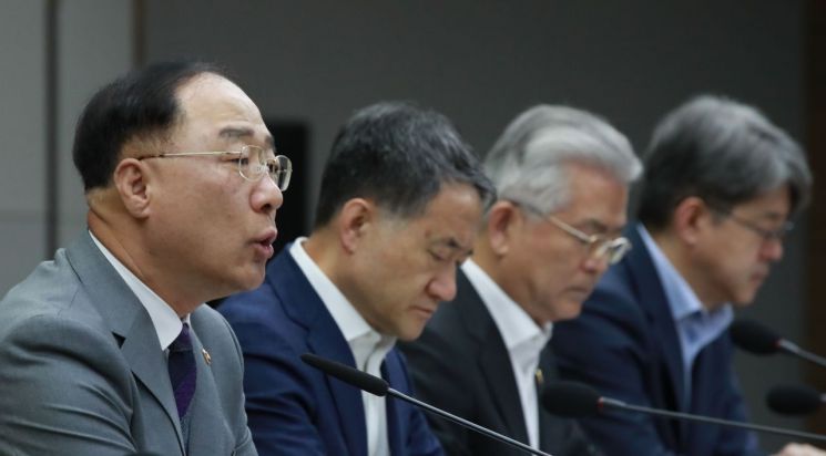 홍남기 "증권사 해외계열사에 대출 허용"(상보)