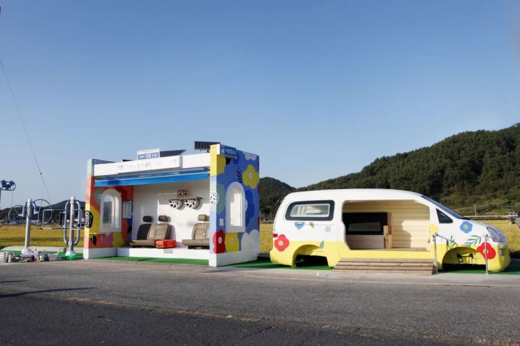 현대차 동호회 '현대모터클럽'이 봉사활동을 통해 리모델링한 충남 서천군의 버스정류장/사진=현대차