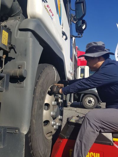 금호타이어 전문가가 한 고속도로 휴게소에서 대형 트럭의 타이어 점검을 하고 있다./사진=금호타이어