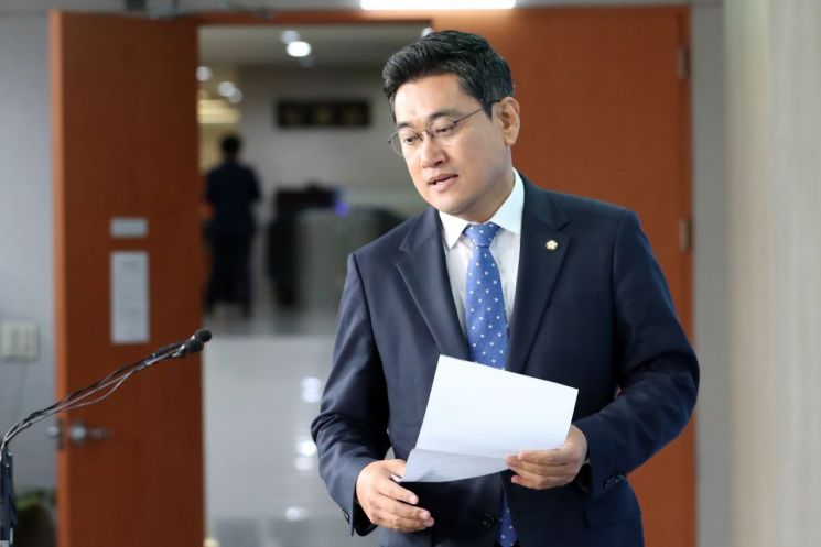'국회 패스트트랙' 오신환 의원, 검찰 출석…참고인 조사