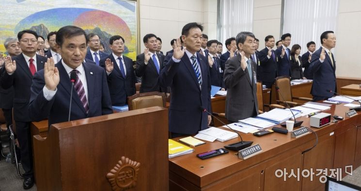 [포토] 증인 선서하는 위성백 예보 사장