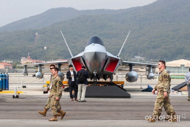 14일 경기 성남 서울공항에서 열린 '서울국제항공우주 및 방위산업 전시회 2019 미디어데이'에서 한국형 전투기인 KFX 모형이 공개되고 있다./성남=강진형 기자aymsdream@