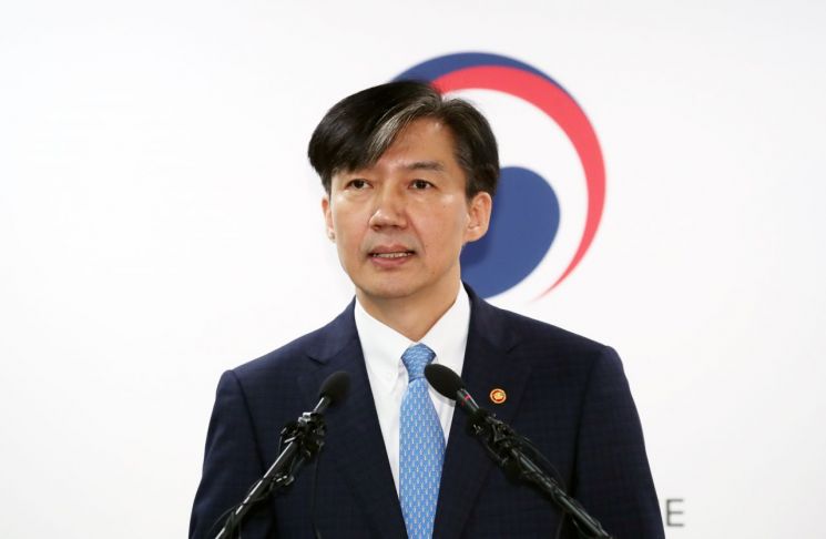"시민으로 돌아간다" 조국 장관 사퇴…서울대 교수로 복직하나