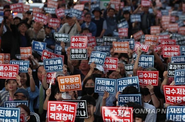 "시민으로 돌아간다" 조국 장관 사퇴…서울대 교수로 복직하나