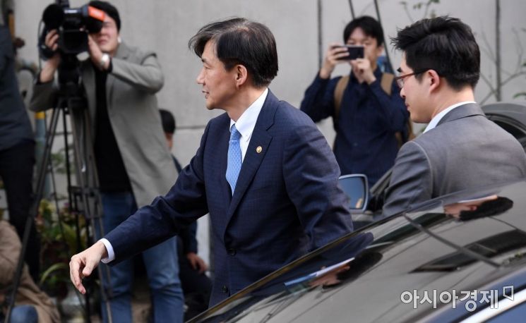 취임 35일 만에 전격 사의를 표명한 조국 법무부 장관이 14일 서울 서초구 자택으로 들어서고 있다./김현민 기자 kimhyun81@