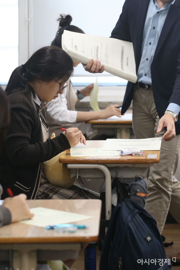 [포토]시험지 받는 고3 수험생들
