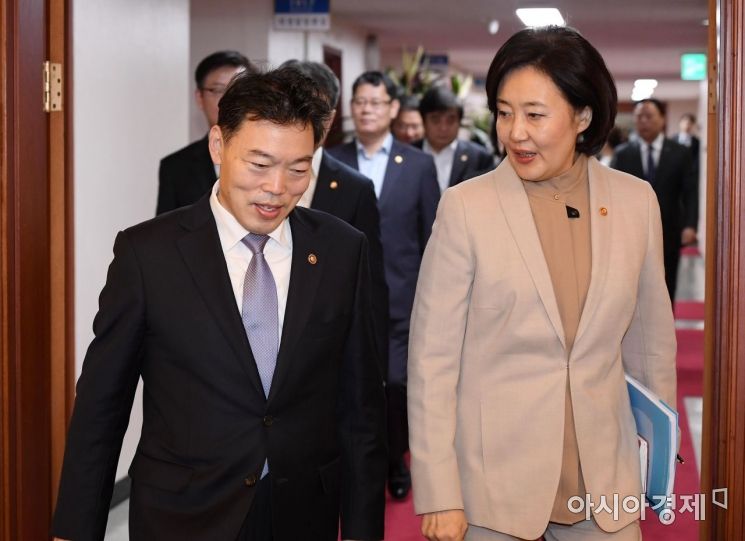 [포토] 국무회의장 들어서는 김오수-박영선