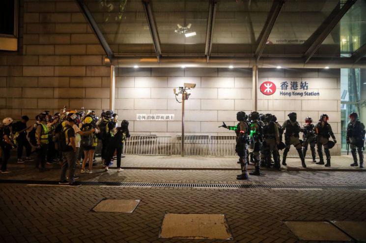 시위 몸살에 홍콩식 양적완화…홍콩경제에 45조원 푼다