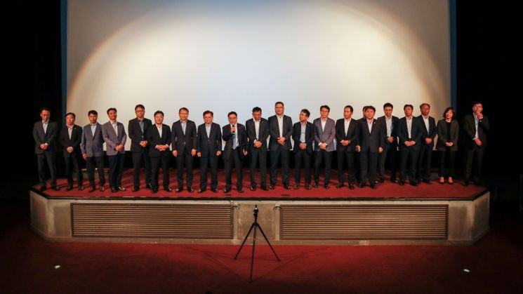 정진학 유진기업 사장(마이크 잡은 이)이 지난 10일 여의도 CGV에서 열린 단합대회에서 유진기업과 동양 임원들을 소개하고 있다.