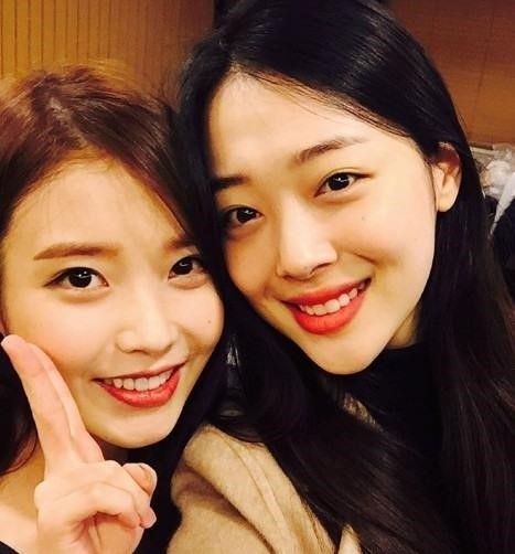 가수 아이유(좌), 故 설리(우)/사진=설리 인스타그램 캡처