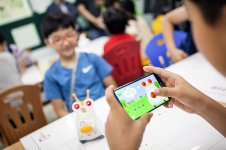 SK텔레콤은 한국능률협회컨설팅이 주관하는 2019년 한국산업고객만족도(KCSI) 조사에서 22년 연속 이동통신 부문 1위에 올랐다고 15일 밝혔다. SK텔레콤이 교육용 로봇 ‘알버트’를 이용한 코딩 교실에서 교육을 진행하고 있다.