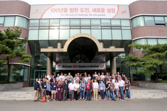 대동공업 북미 딜러들이 대구공장을 견학하고 임직원들과 기념촬영을 하고 있다.