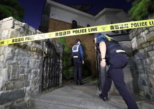 가수 겸 배우인 설리(본명 최진리·25)가 숨진 채 발견된 경기도 성남시 자택에서 14일 오후 경찰이 현장을 통제하고 있다. [연합]