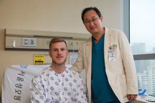 박형주 서울성모병원 흉부외과 교수(오른쪽)가 스웨덴인 크리스토퍼 브랜들 씨와 기념 촬영을 하고 있다.