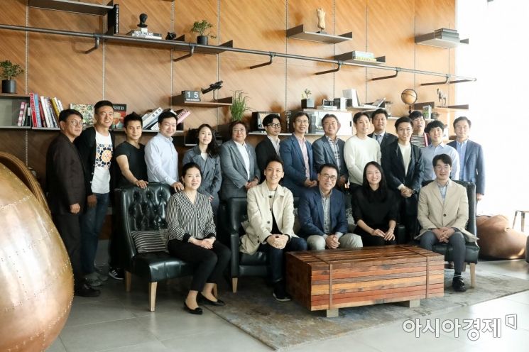 조용병 신한금융그룹 회장(앞줄 가운데)은 15일 서울시 동교동에 위치한 롯데호텔에서 신한퓨처스랩 스타트업 기업 대표들과 간담회 '유니톡(Uni-Talk)' 행사를 가졌다.
