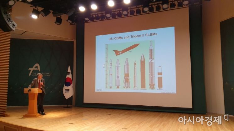 브루스 베넷 랜드연구소 선임연구위원이 15일 아산정책연구원에서 핵전력의 이해'를 주제로 강연하고 있다.
