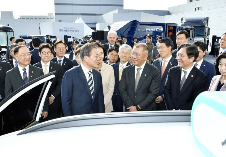 정부가 15일 오후 경기 화성시 현대기아차 기술연구소에서 미래차산업 국가 비전 선포식을 개최하고 미래차산업 발전 전략을 발표했다. 이날 행사에 참여한 문재인 대통령, 정의선 현대자동차그룹 총괄 수석부회장, 성윤모 산업통상자원부 장관(앞 줄 왼쪽부터)이 전시 차량을 관람하며 이야기를 나누고 있다./사진=현대차그룹