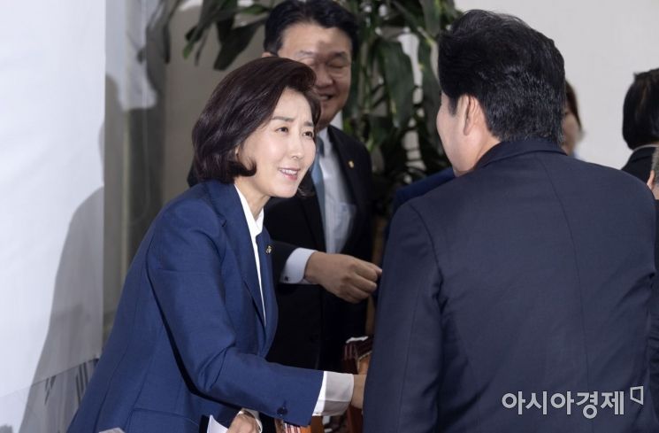 [포토] 인사 나누는 나경원 원내대표·원유철 위원장