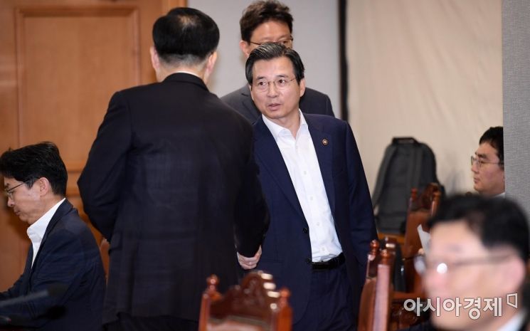 [포토] 참석자와 인사하는 김용범 차관