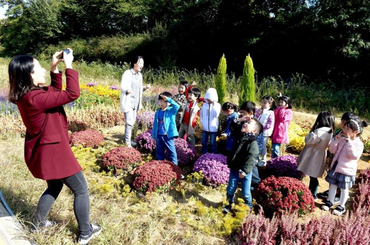 [포토]노원구 어린이들 중랑천 초화원에서 꽃이 되다