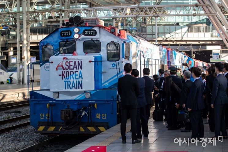 [포토]서울역 플랫폼으로 들어서는 한-아세안 열차