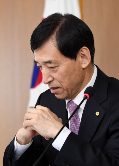 [포토] 고심하는 이주열 한국은행 총재