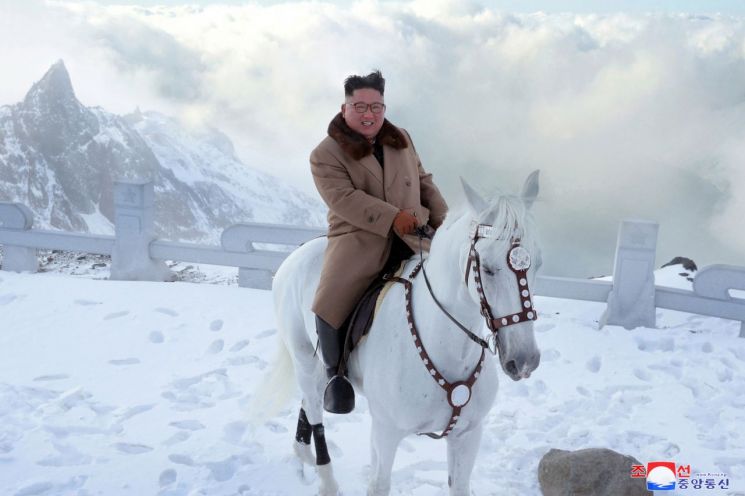 김정은 북한 국무위원장이 백마를 타고 백두산에 올랐다고 조선중앙통신이 16일 보도했다. 사진=연합뉴스