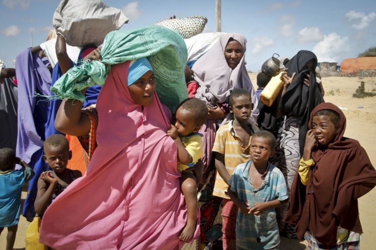 지난 5월 소말리아 수도 모가디슈 외곽의 이재민 임시 수용소에 도착한 소말리아 주민들의 모습. 유엔 식량농업기구(FAO)는 소말리아에서 심각한 가뭄이 계속되면서 220만명 이상이 기아에 직면할 것이라고 경고했습니다. [사진=AP/연합뉴스]