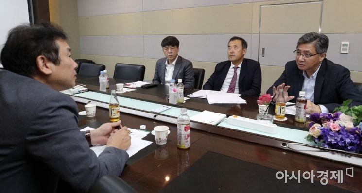 일본의 대(對)한국 수출 규제 100여일을 맞아 전문가들이 15일 서울 중구 초동 아시아경제에서 만나 한일갈등의 지난 과정을 반추하고 앞으로의 해결 방안에 대해 토론하고 있다. 왼쪽부터 정완주 정치부장(사회), 이상호 전국경제인연합회 산업혁신팀장, 최원목 이화여대 법학과 교수, 유의상 한중문화협회 사무총장. <사진=김현민 기자 kimhyun81@>
