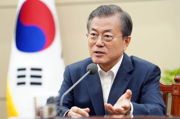 문 대통령 국정 지지율 45%…曺사퇴 후 급상승 [리얼미터]