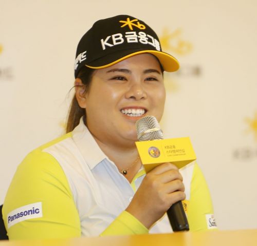 박인비가 KB금융스타챔피언십을 하루 앞두고 열린 기자회견에서 인터뷰를 하고 있다.