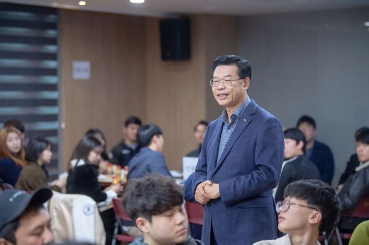 성장현 용산구청장이 지난 4월 구 청년정책자문단 발대식 후 진행된 분과별 회의에서 청년들을 격려했다.