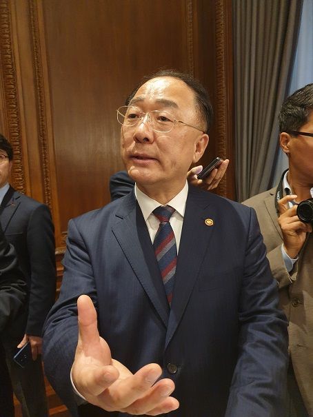 洪 부총리 "親노동정책, 시장 기대 보다 빨리 진행"(종합)