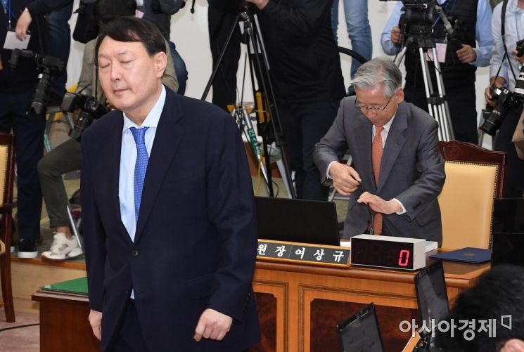 [포토] 자리로 돌아가는 윤석열 총장