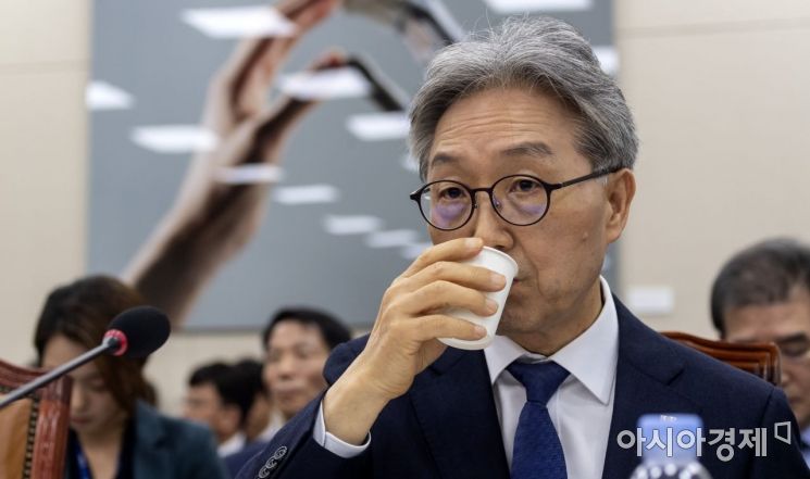 [포토] 물 마시는 김명중 EBS 사장