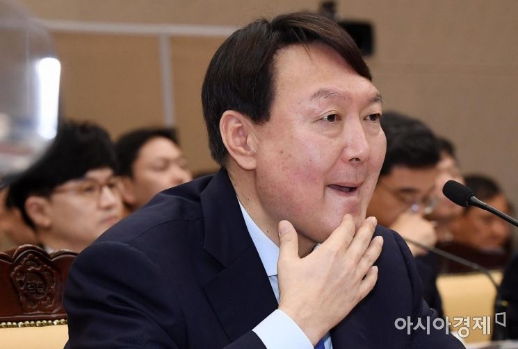 윤석열 검찰총장이 17일 서울 서초구 대검찰청에서 열린 국회 법제사법위원회 국정감사장에서 의원 질의를 들으며 얼굴을 만지고 있다./김현민 기자 kimhyun81@