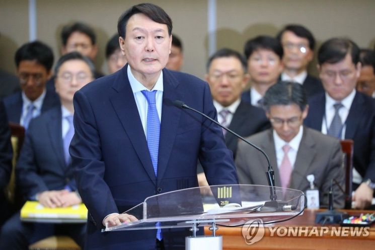 윤석열 검찰총장이 17일 서울 서초구 대검찰청에서 열린 국회 법제사법위원회의 대검찰청에 대한 국정감사에서 업무보고를 하고 있다/사진=연합뉴스